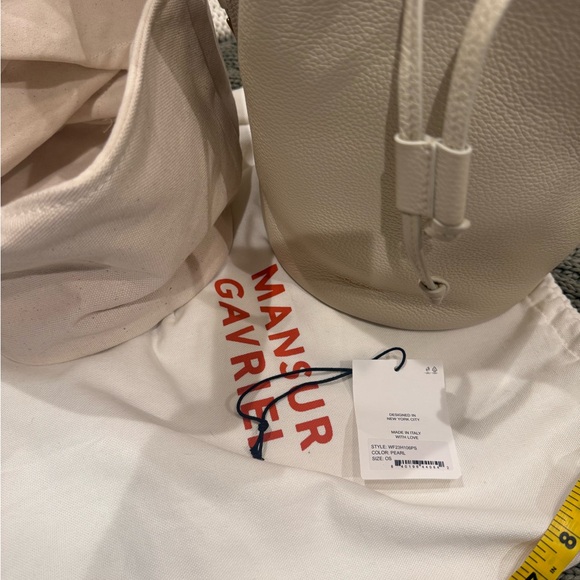 Mansur Gavriel Ivory Leather Bucket Shoulder Bag with tag. Pearl 12x9 approx - Picture 4 of 12